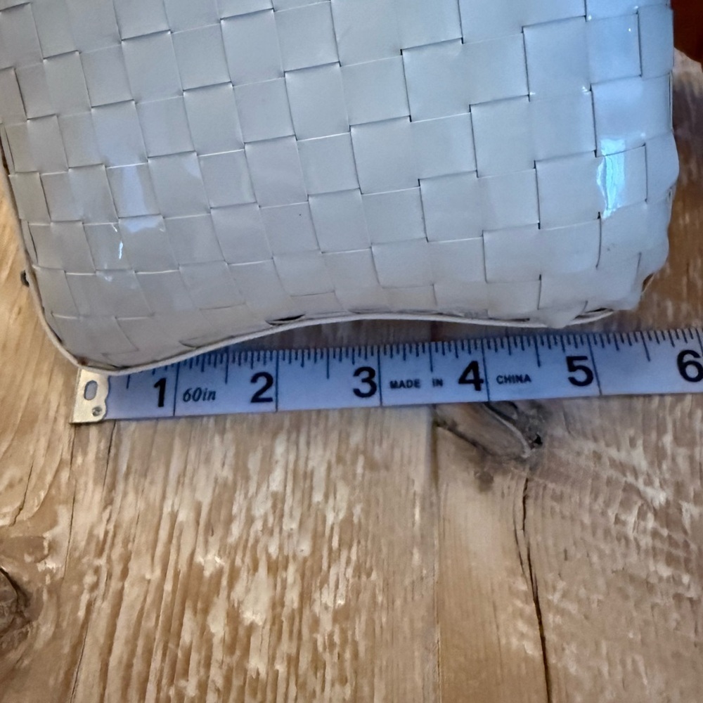 Vintage White Woven Crossbody Bag - Picture 11 of 11
